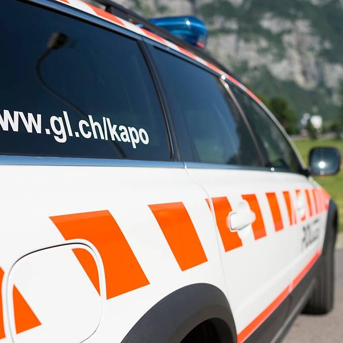 Auto in Glarus macht sich selbständig und verletzt Kind