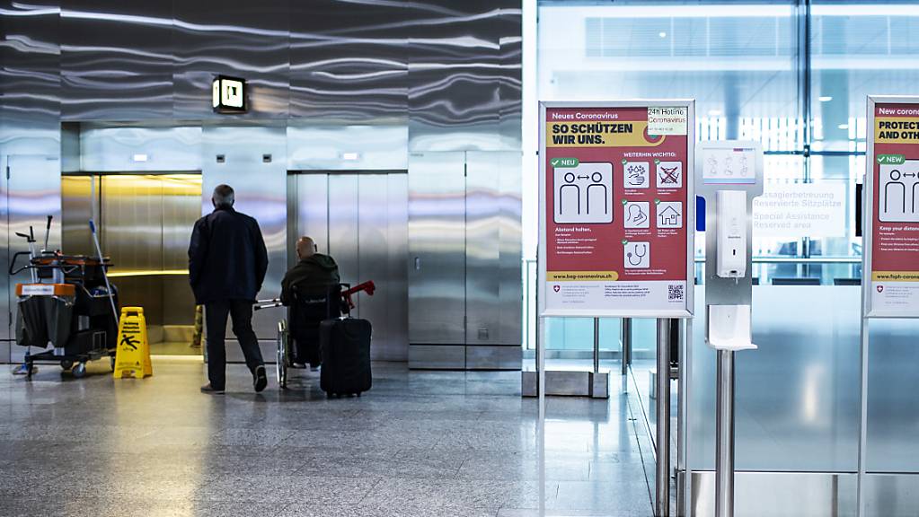 Nach wie vor fliegen weniger Passagiere über den Zürcher Flughafen: ein Plakat weist Fluggäste auf die Hygienemassnahmen hin.
