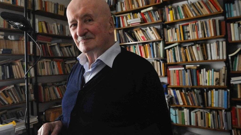 Der Tessiner Schriftsteller Giovanni Orelli ist am 3. Dezember im Alter von 88 Jahren gestorben. Das Bild zeigt ihn 2012 in seinem Arbeitszimmer in Lugano (Archiv)