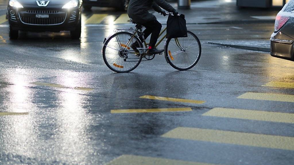 Dem Regen zum Trotz sind im Mai und Juni Pendler im Rahmen der Aktion «bike to work» gemeinsam über 10 Millionen Kilometer mit dem Velo gefahren. (Symbolbild)