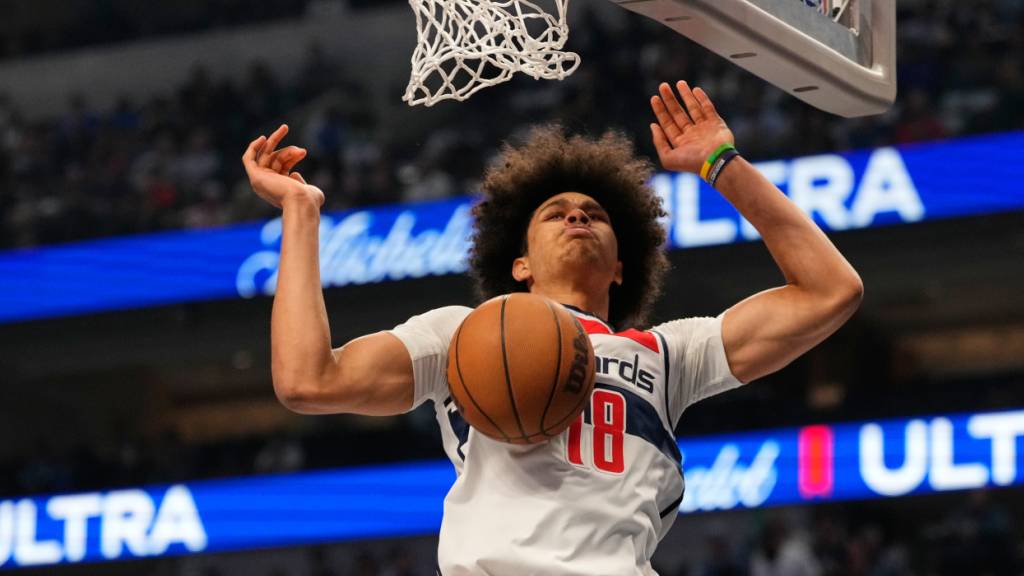 Der Walliser Kyshawn George versenkt den Ball