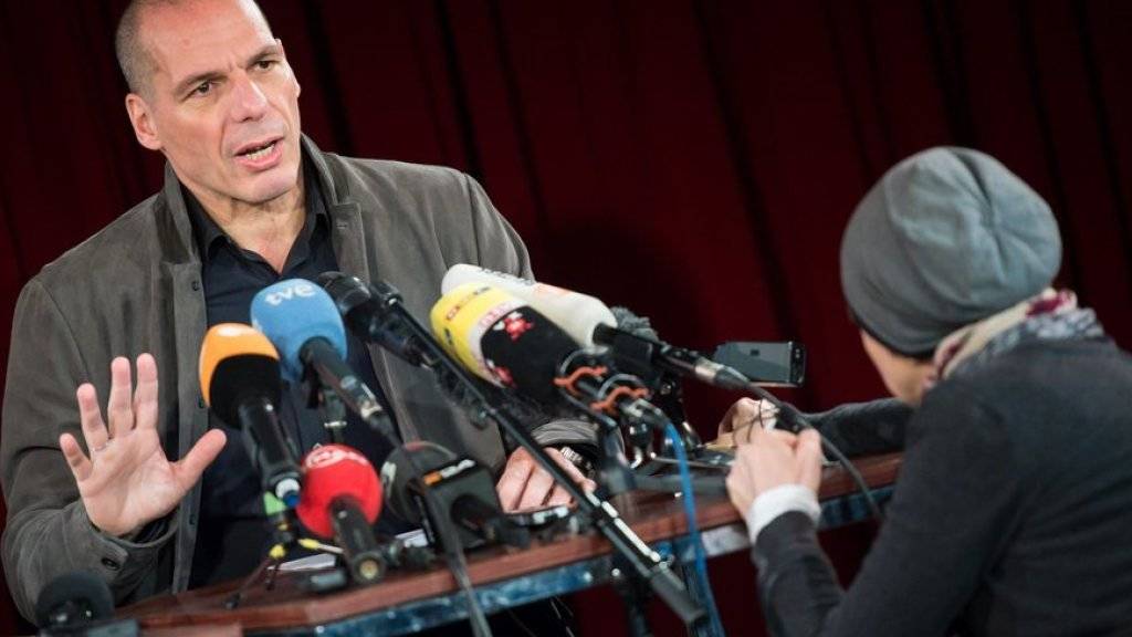 Will den «raschen Zerfall Europas» stoppen: der frühere griechische Finanzminister Gianis Varoufakis. Im Berliner Theater «Volksbühne» präsentierte er am Dienstag den Medien das Netzwerk «Democracy in Europe Movement 2025» (DiEM25)