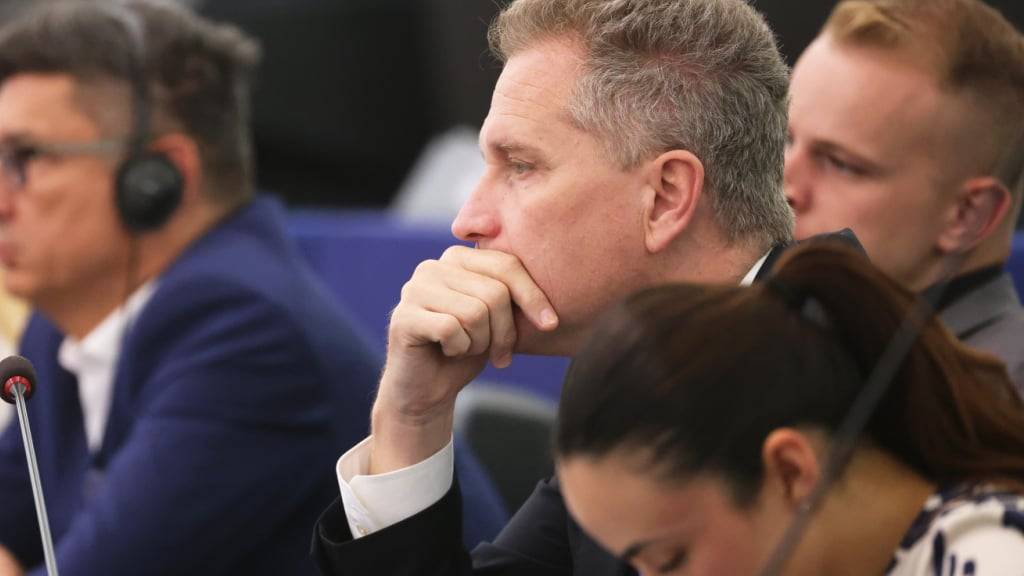 ARCHIV - Petr Bystron (AfD, M), Mitglied des Europäischen Parlaments, hört der Rede von EU-Kommissionspräsidentin von der Leyen während der Plenarsitzung des Europäischen Parlaments zu. (zu dpa: «EU-Parlament hebt Immunität von AfD-Politiker Bystron auf») Foto: Philipp von Ditfurth/dpa