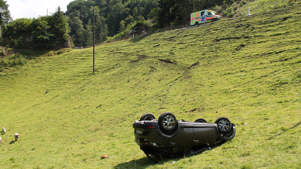 Obwohl sich ihr Wagen mehrfach überschlagen hatte, blieb die Lenkerin unverletzt.