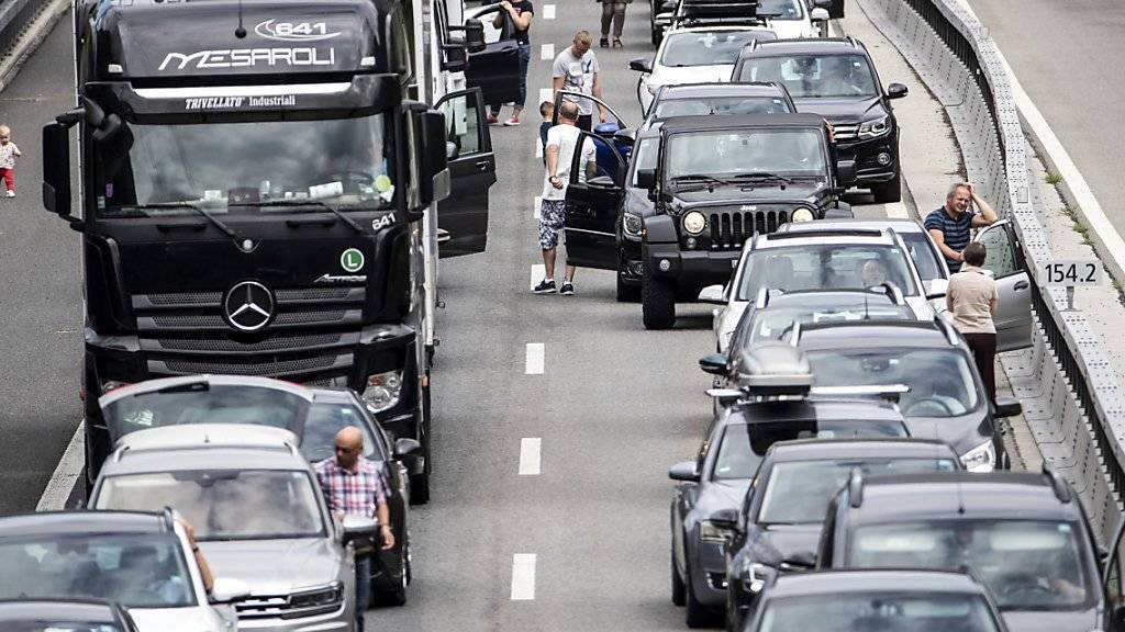 Die Autobahnen in der Schweiz stossen regelmässig an ihre Kapazitätsgrenzen. 2018 ging die Zahl der Staustunden allerdings erstmals seit längerer Zeit etwas zurück. (Archivbild)