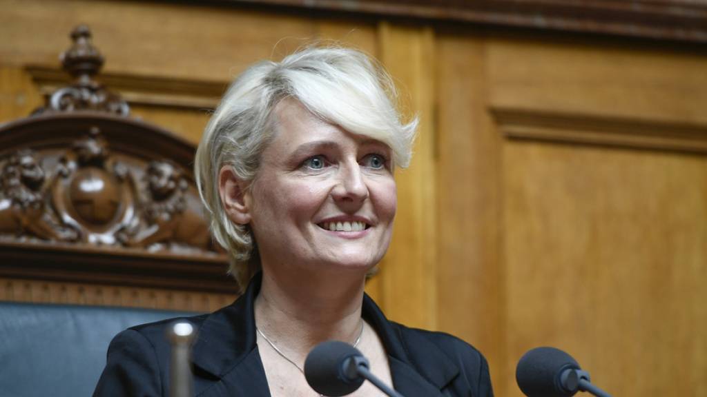 Isabelle Moret freut sich über ihre Wahl zur Nationalratspräsidentin am ersten Tag der 51. Legislatur der Eidgenössischen Räte am Montag im Nationalrat in Bern.