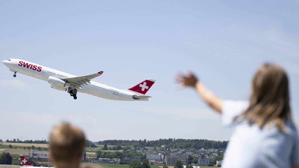 Mit dem Beginn der Sommerferien herrschte im Juli am Flughafen Zürich Hochbetrieb. (Archivbild)