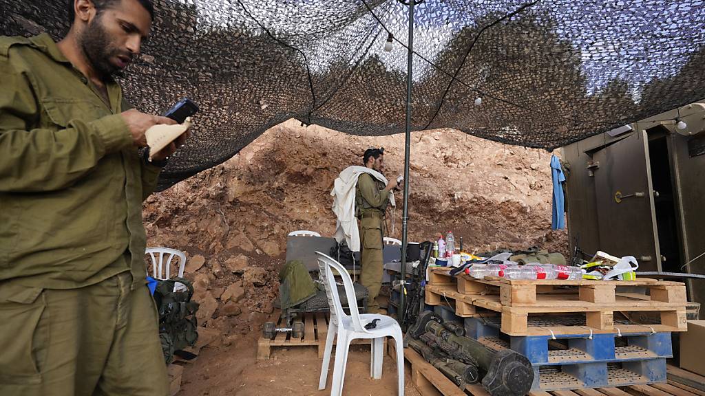 ARCHIV - Israelische Soldaten beten in einem Aufmarschgebiet im Norden Israels nahe der Grenze zwischen Israel und dem Libanon. Foto: Baz Ratner/AP/dpa