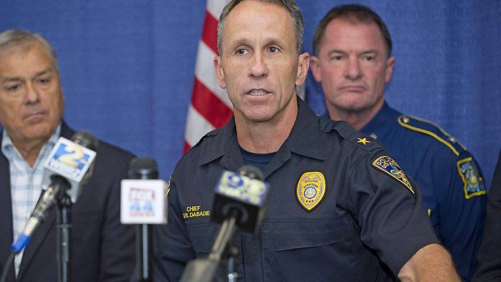 Der Polizeichef von Baton Rouge im US-Bundesstaat Louisana, Carl Dabadie, informiert über die Festnahme dreier Personen, die Angriff auf Polizisten geplant haben sollen. Der jüngste der drei ist erst 13 Jahre alt.