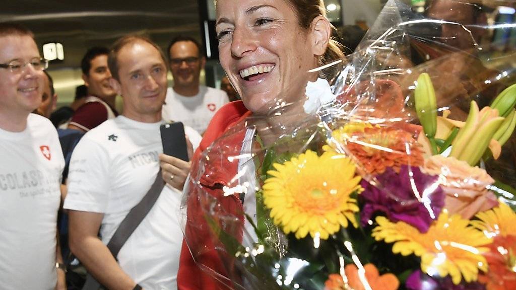 Nicola Spirig (mit Blumenstrauss) kann sich doch wieder einen Olympia-Start als Triathletin vorstellen