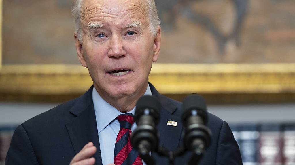 Joe Biden, Präsident der USA, spricht im Roosevelt Room des Weißen Hauses. Biden will sich bald in einer größeren Rede zur Ukraine und der Unterstützung für das angegriffene Land äußern. Foto: Evan Vucci/AP