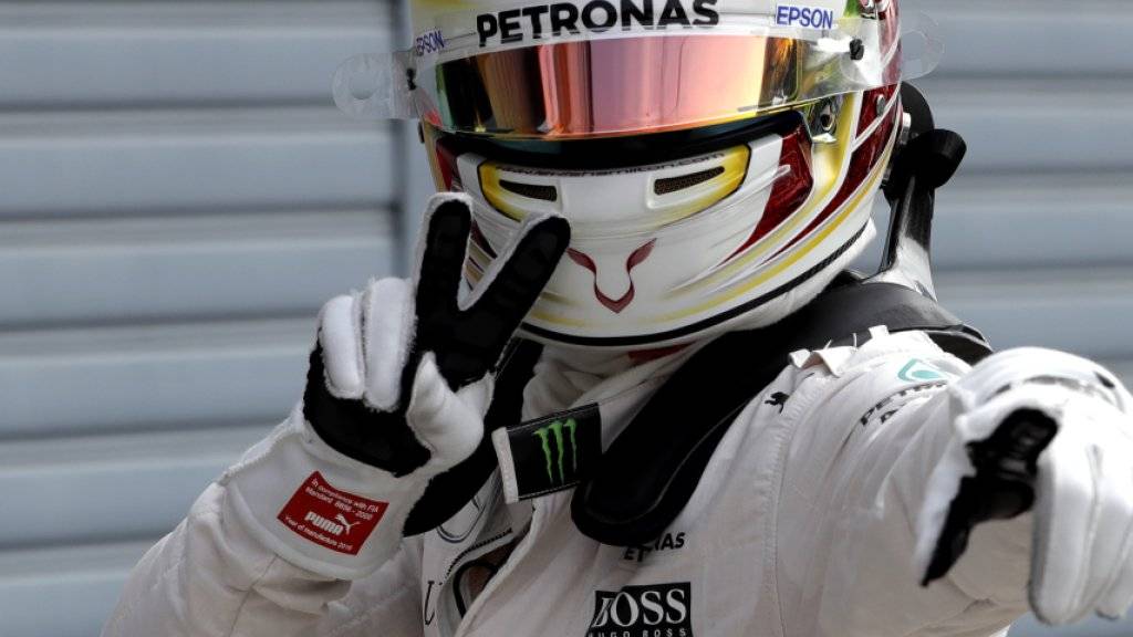Lewis Hamilton freut sich über seine 56. Pole-Position