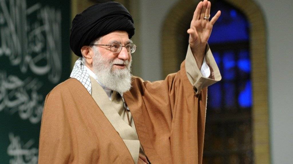 Gegen ihn und die übrige Kleriker-Kaste im Iran richtet sich der Volkszorn hauptsächlich: Der mittlerweile 78 Jahre alte Ayatollah Ali Chamenei, als Religionsführer oberster religiöser und politischer Führer des Landes (in einer Aufnahme vom 9. Januar 2018 bei einem Treffen in Teheran).