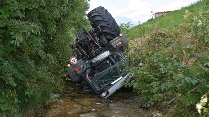 Traktor in Bachbett gestürzt