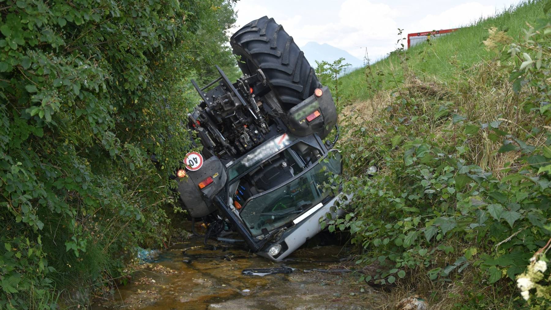 In Salez bei Sennwald gab es am Samstag einen schweren Traktorunfall.