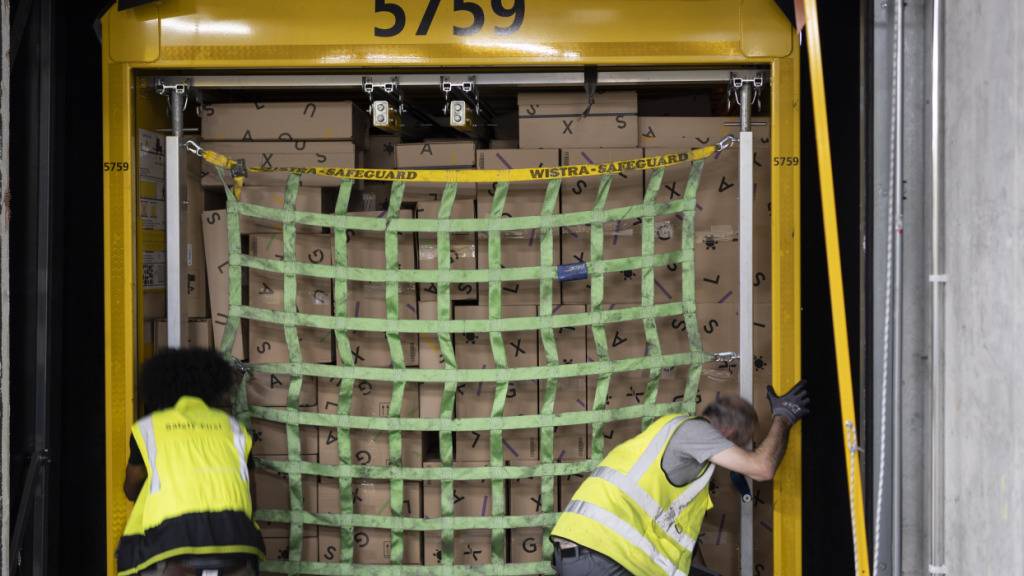 Der Online-Handel in der Schweiz wächst. Im Bild: Paketverlad im Zentrallager und Logistikzentrum von Digitec Galaxus. (Archivbild)