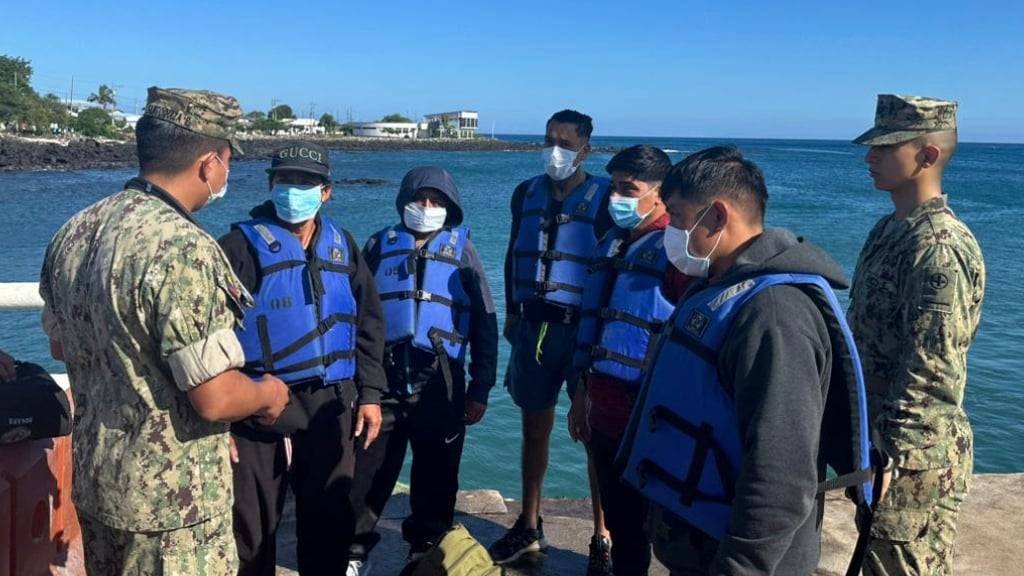 HANDOUT - Fünf schiffbrüchige Fischer wurden nach über 50 Tagen auf offener See im Pazifik gerettet. Foto: Uncredited/Ecuadorean Navy via AP/dpa - ACHTUNG: Nur zur redaktionellen Verwendung und nur mit vollständiger Nennung des vorstehenden Credits