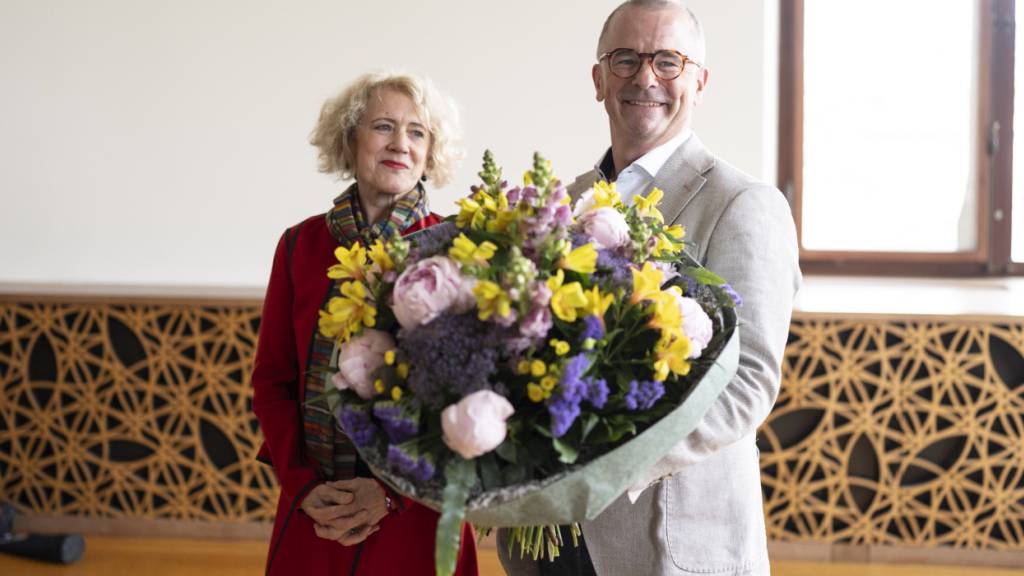 Die abtretende Zürcher Stadtpräsidentin Corine Mauch (l.) und der neu gewählte Zürcher Stadtpräsident Raphael Golta nach dem zweiten Wahlgang vom Sonntag.