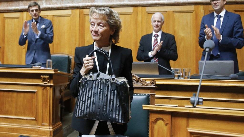 Bundesrätin Eveline Widmer-Schlumpf tritt ab: Nach ihrem letzten Auftritt im Nationalrat erhält sie Applaus.