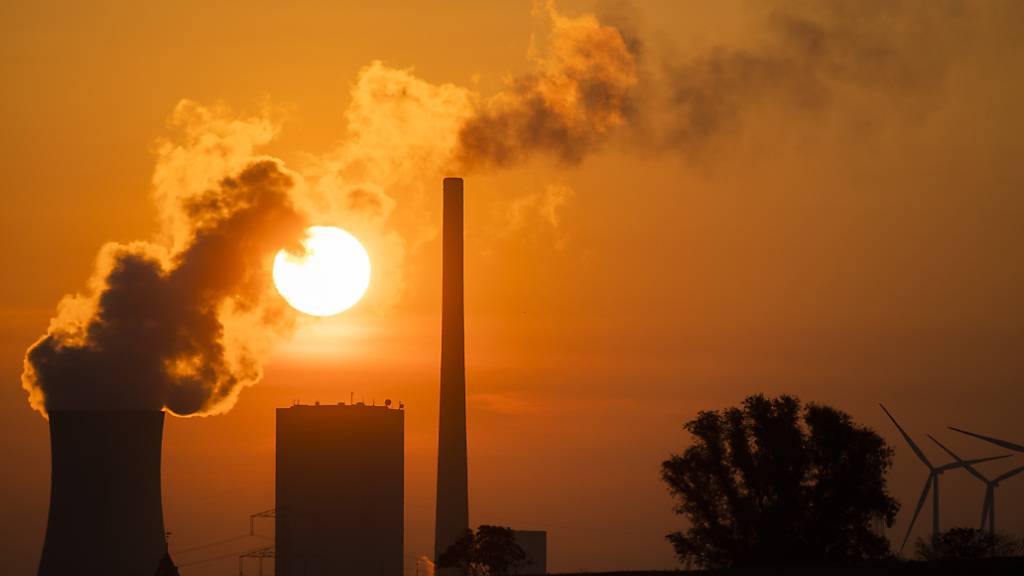 ARCHIV - Die Sonne geht hinter dem Kohlekraftwerk Mehrum im Landkreis Peine auf. Die Europäische Union verschärft ihr Klimaziel für 2030 deutlich. Foto: Julian Stratenschulte/dpa