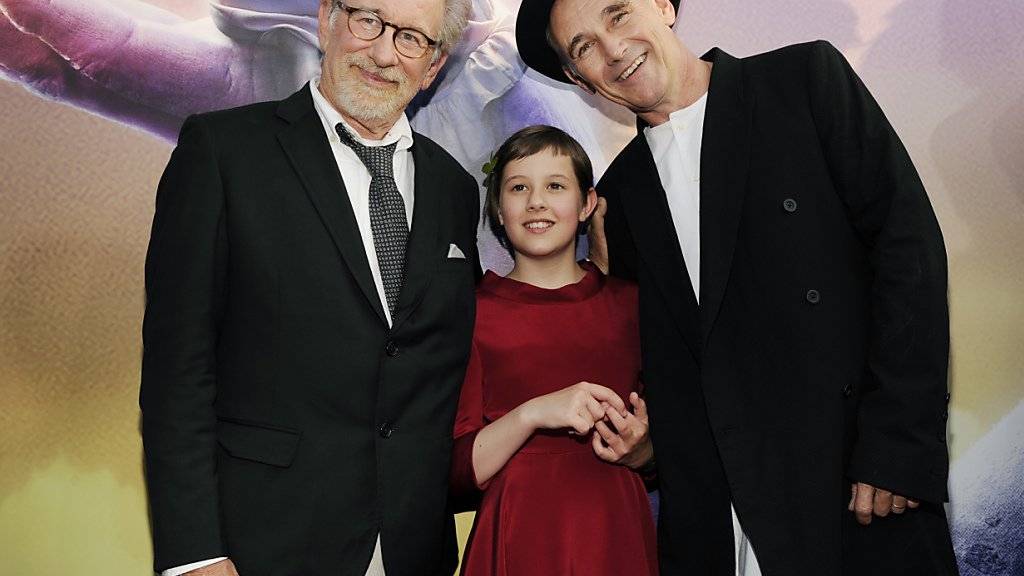 Steven Spielberg (l) mit den Darstellern aus «Big Friendly Giant», Ruby Barnhill und Mark Rylance. (Archivbild)