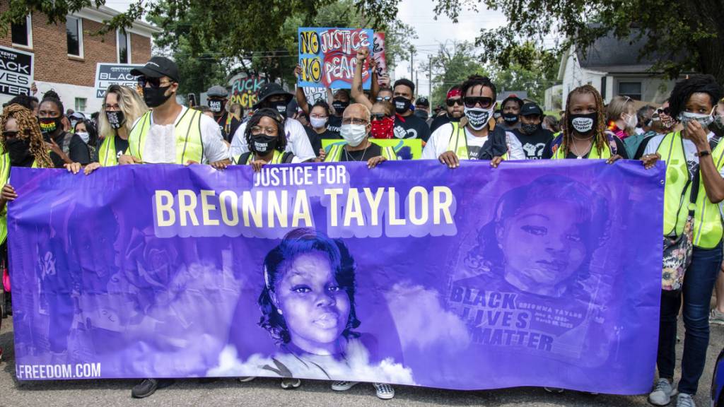 Demonstranten nehmen in Louisville an einem Umzug zu Ehren Breonna Taylors teil. Foto: Amy Harris/Invision/AP/dpa