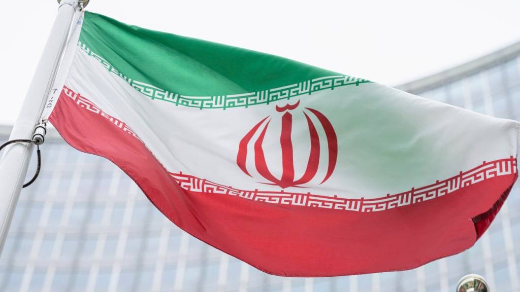 ARCHIV - Die iranische Flagge weht vor dem Gebäude des Internationalen Zentrums, in dem sich der Sitz der Internationalen Atomenergiebehörde (IAEO) befindet. Foto: Florian Schroetter/AP/dpa