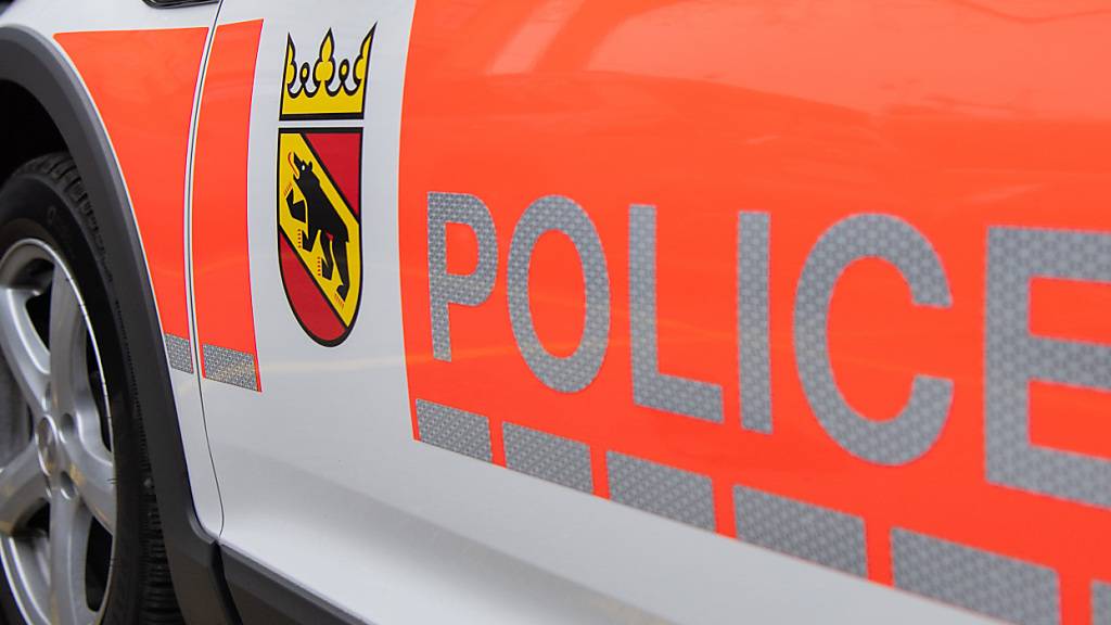 Mann prallt in Aarberg mit Auto in Hausmauer und verletzt sich schwer