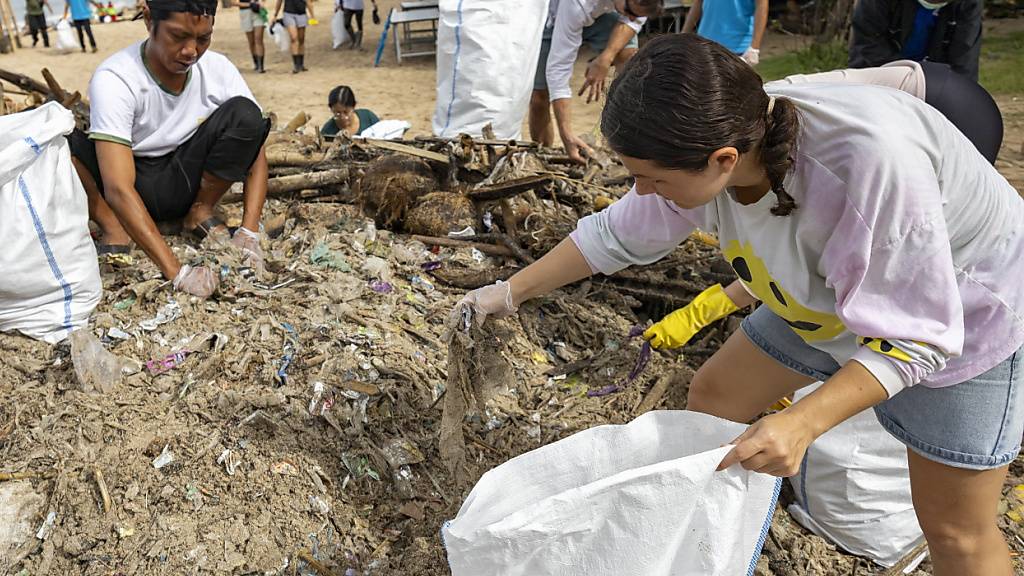 Hunderte Freiwillige haben am Samstag auf Bali an Stränden Plastikmüll gesammelt.