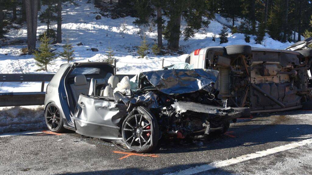 Bei der Frontalkollision auf der A13 bei Mesocco GR starb eine Person noch auf der Unfallstelle. Zwei weitere Menschen wurden schwer verletzt.