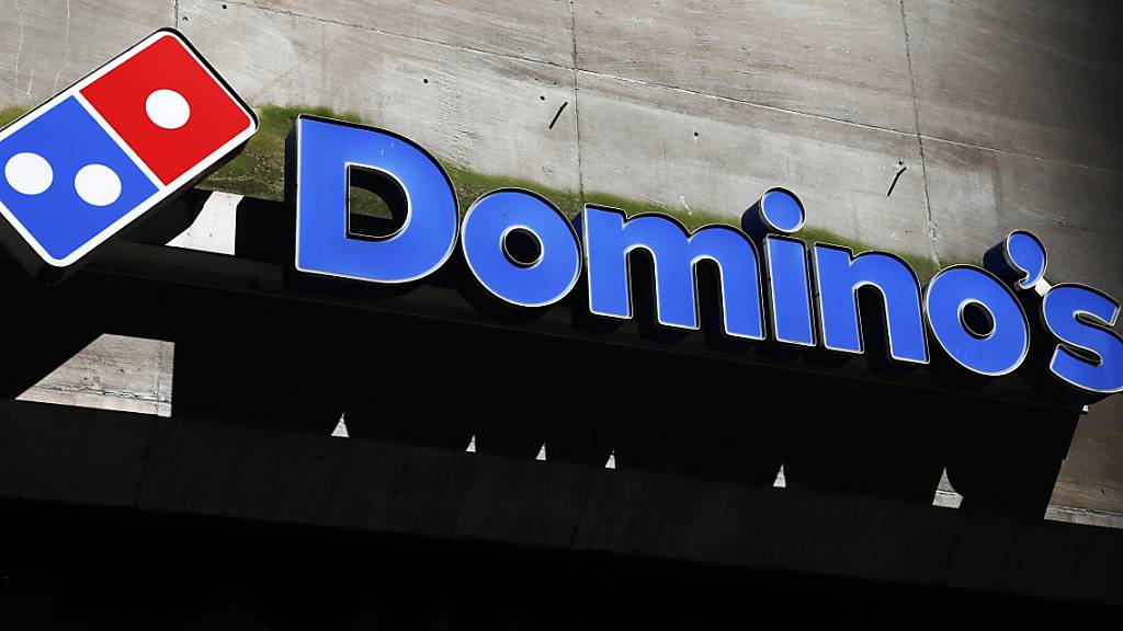 Das Logo der Fastfood-Kette Domino's wird auch nach der Strategieänderung des Mutterkonzerns in der Schweiz sichtbar bleiben. (Archivbild)