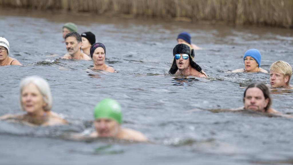 Das Wasser im Moossee BE war am Sonntag zwischen 5 und 6 Grad kalt.