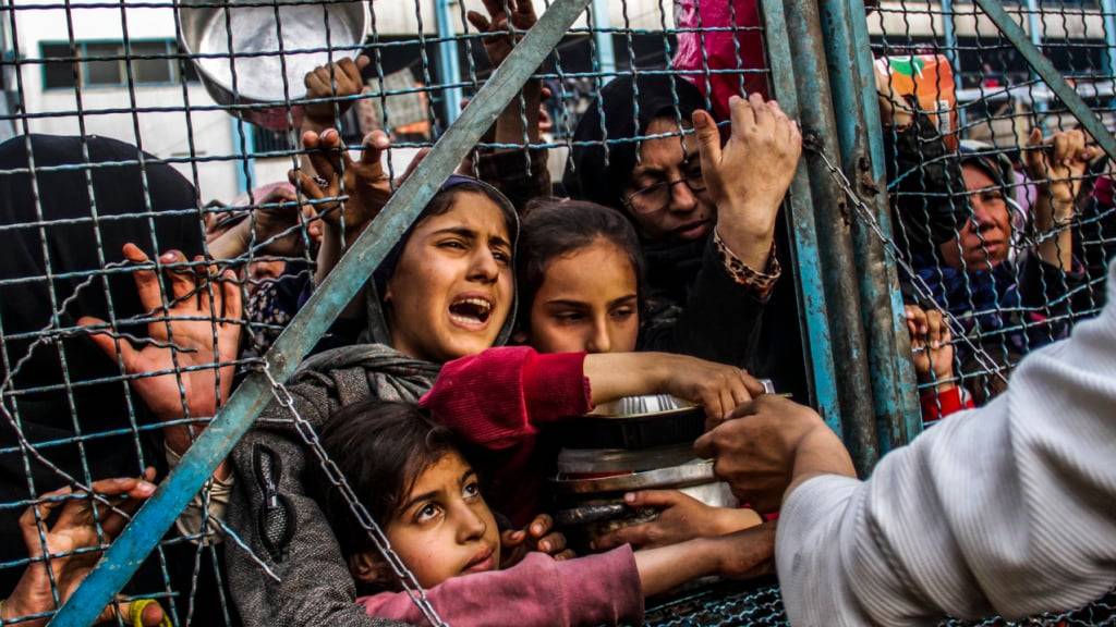 ARCHIV - Menschen stehen im Flüchtlingslager Dschabalija im Norden des Gazastreifens nach Essen an. Foto: Mahmoud Issa/dpa