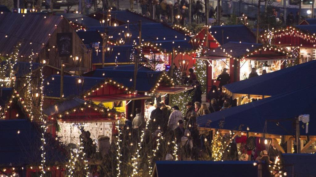 Blick auf den Weihnachtsmarkt auf dem Zürcher Sechseläutenplatz.