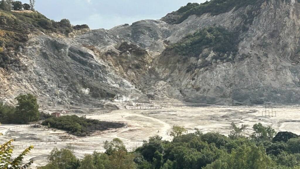 ARCHIV - Das Vulkanfeld Solfatara in der Kleinstadt Pozzuoli im Westen Neapels, das zum Supervulkan der Phlegräischen Felder gehört. Foto: Christoph Sator/dpa/Archivbild