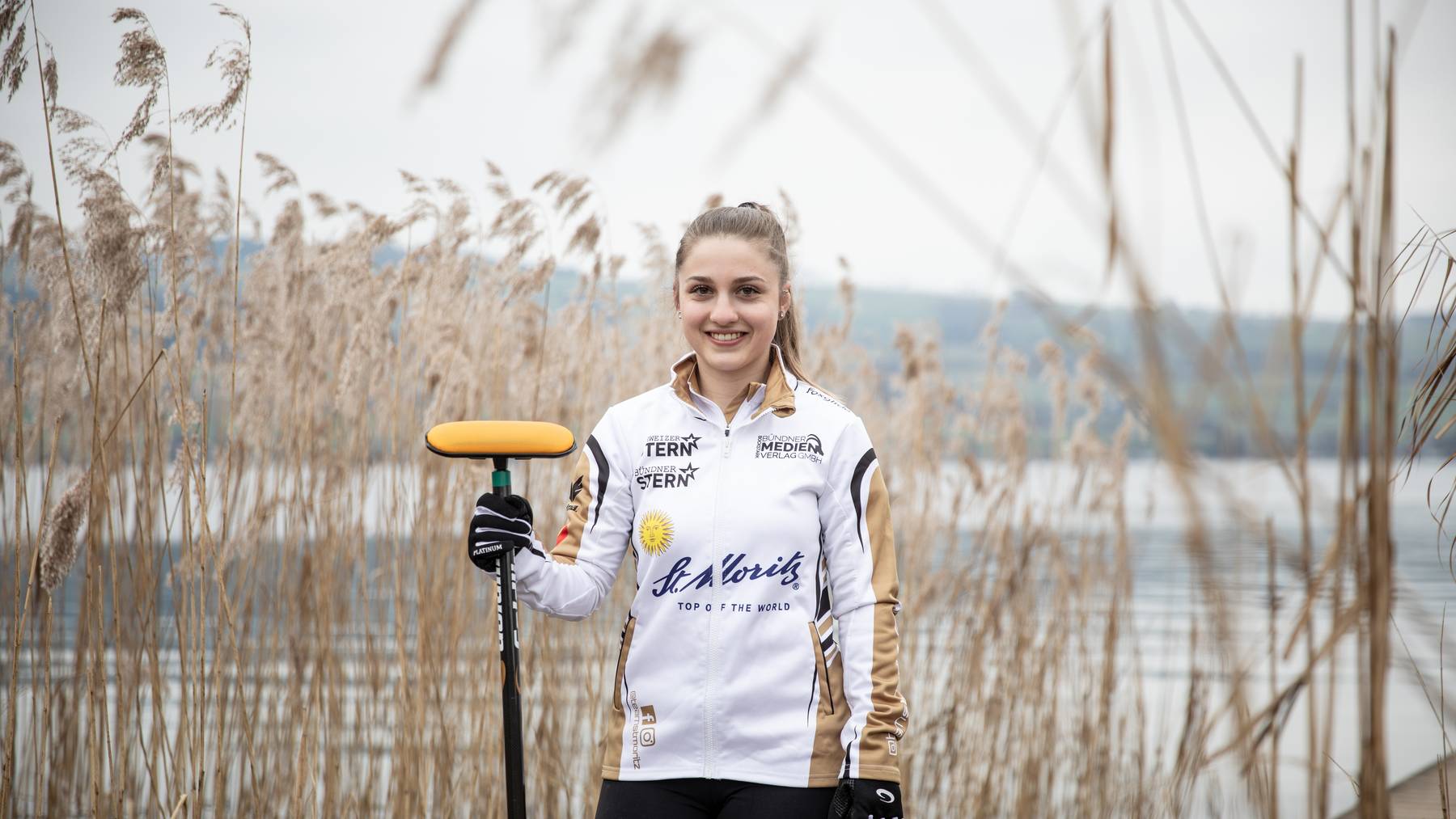 Selina Witschonke aus Sempach gewann Bronce an den Curling Schweizer Meisterschaften. Im Bild: Selina Witschonke am Sempachersee // Curling