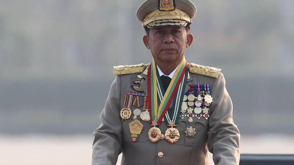 ARCHIV - General Min Aung Hlaing hat sein Amt als Oberbefehlshaber der Streitkräfte nach mehr als fünf Jahren niedergelegt. Foto: Aung Shine Oo/AP/dpa