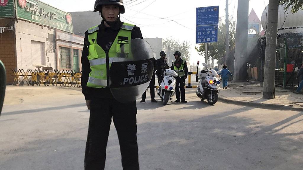 Sicherheitskräfte vor dem Eingang zu einem mutmasslichen Umerziehungslager in Korla in der westchinesischen Provinz Xinjiang (Archivbild)