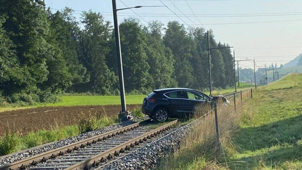 Das Auto kam nach der Kollision mit dem Strommasten auf dem Bahngeleise zum Stillstand.