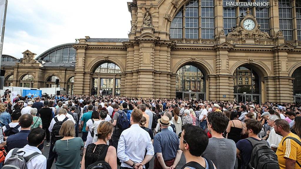 Wegen des Andrangs im Freien statt in der Bahnhofshalle: Rund 400 Personen nahmen am Dienstagabend an einer Andacht für den getöteten Achtjährigen teil.