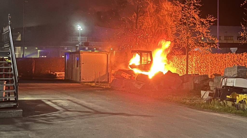 In der Nacht von Montag auf Dienstag brannte in Buchrain LU eine Baumaschine.