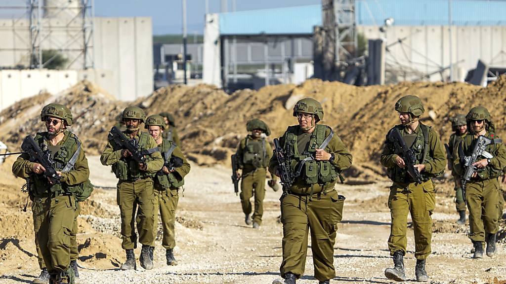 ARCHIV - Israelische Soldaten führen eine Bodenoperation im nördlichen Gazastreifen durch. Foto: Ariel Schalit/AP/dpa