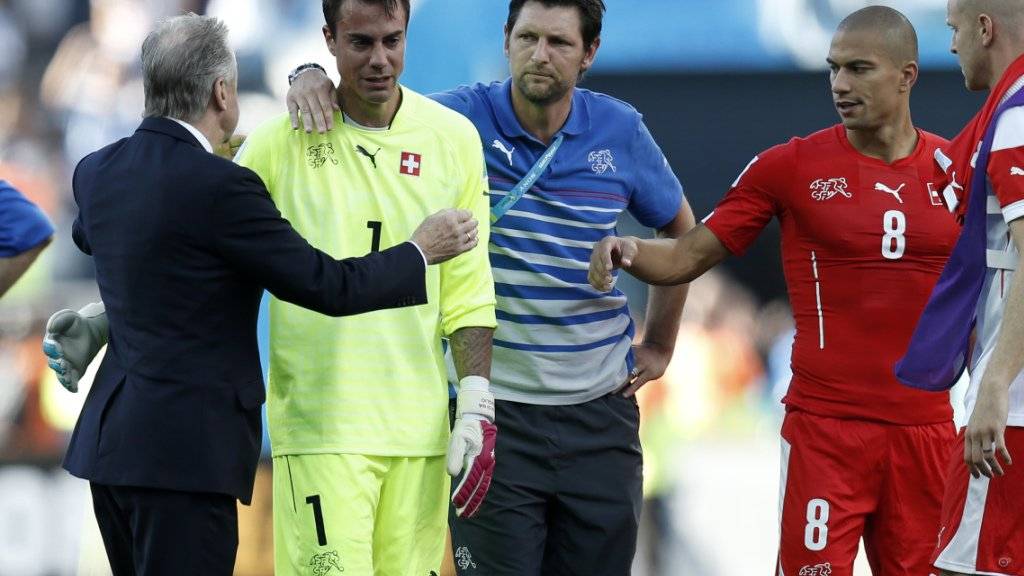 Musste nach seiner Derniere im WM-Achtelfinal 2014 gegen Argentinien untröstliche Spieler (hier Goalie Diego Benaglio) stützen: Ottmar Hitzfeld