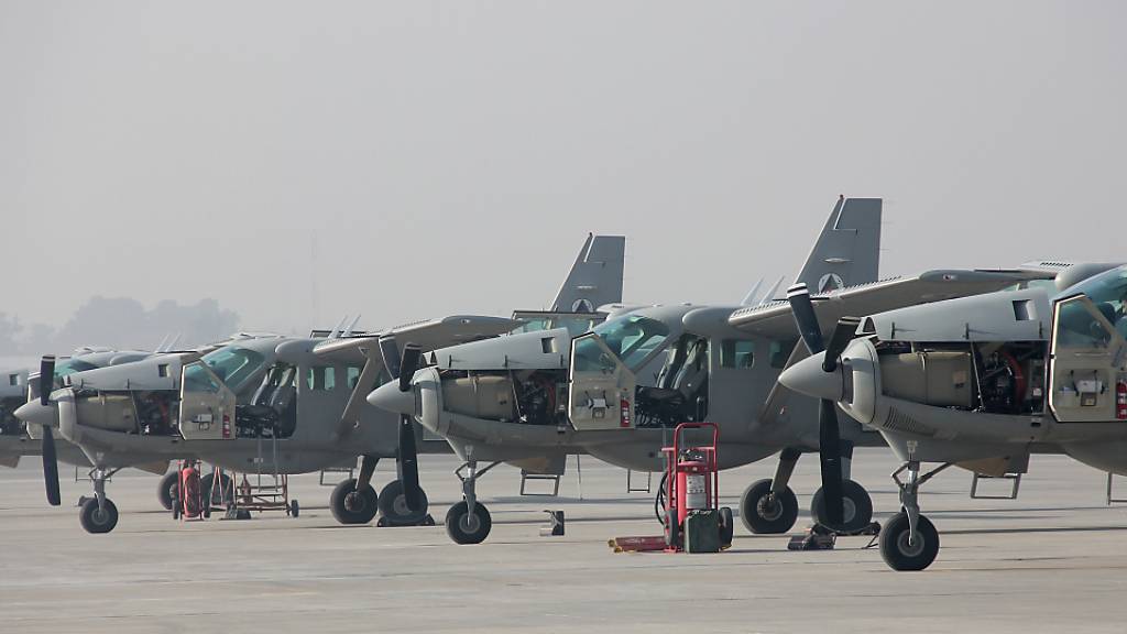 ARCHIV - Flugzeuge vom Typ Cessna 208 stehen auf dem Flugfeld in der afghanischen Hauptstadt Kabul. Laut eines Berichts des US-Generalinspektors für den Wiederaufbau in Afghanistan wird die für den Kampf gegen die Taliban wichtige afghanische Luftwaffe zunehmend überbeansprucht. Foto: Christine-Felice Röhrs/dpa