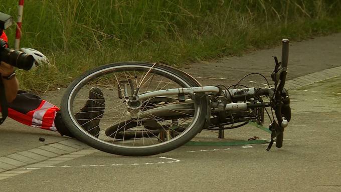 59-jährige Velofahrerin wird bei Unfall schwer verletzt