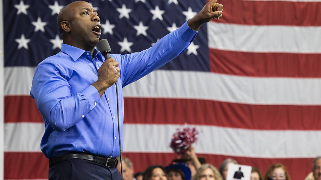 ARCHIV - Der republikanische US-Senator Tim Scott hält auf dem Campus der Charleston Southern University eine Rede. Foto: Mic Smith/AP/dpa