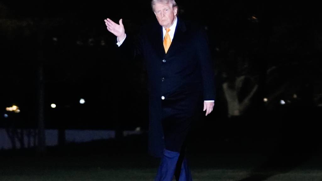 US-Präsident Donald Trump winkt, als er in Washington von der Marine One zum Weißen Haus geht. Foto: Julia Demaree Nikhinson/AP/dpa