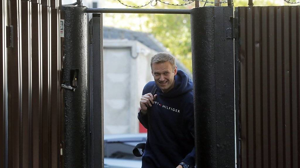 Der russische Oppositionspolitiker Alexej Nawalny verlässt nach einer 30-tägigen Haftstrafe das Gefängnis in Moskau.