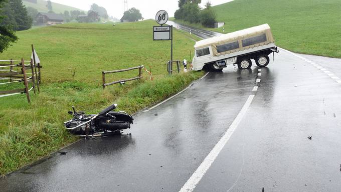 Lebensbedrohlich verletzt: Motorradfahrer stürzt und prallt in Fahrzeuge