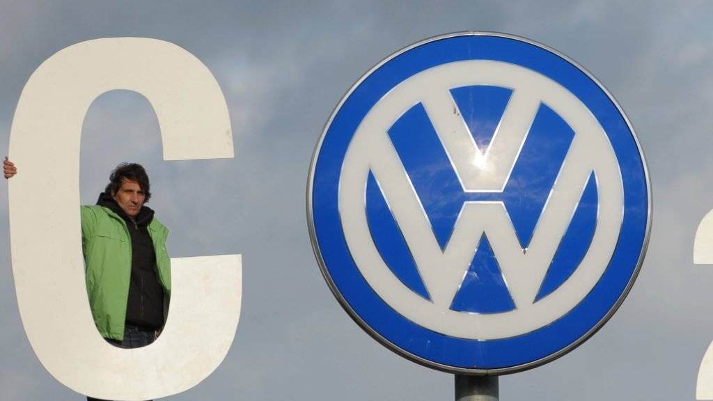 Umweltschützer protestieren gegen den VW Abgas-Skandal. Die belgische Justiz hat Ermittlungen wegen Urkundenfälschung gegen den Konzern eingeleitet.